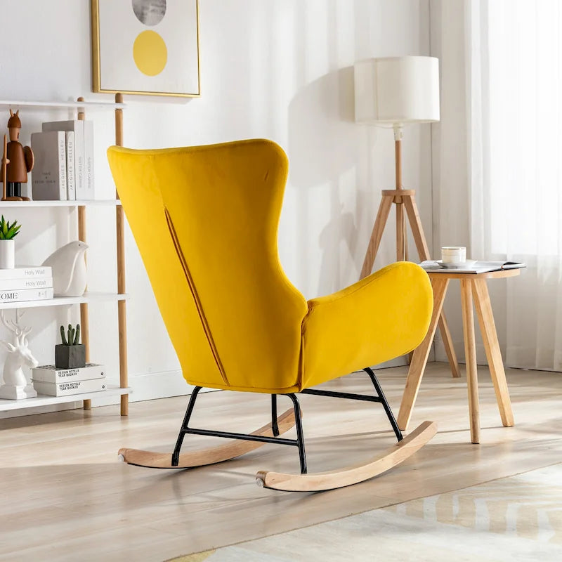 Poltrona a dondolo moderna Yellow 33.1 con schienale alto, rivestita in tessuto, con gambe in legno di gomma e struttura in metallo