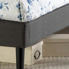 Letto a piattaforma imbottito in grigio scuro con cuciture a diamante