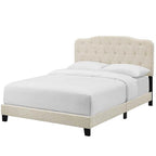 Letto matrimoniale king size con piattaforma in tessuto beige e testiera imbottita a bottoni