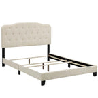 Letto matrimoniale king size con piattaforma in tessuto beige e testiera imbottita a bottoni
