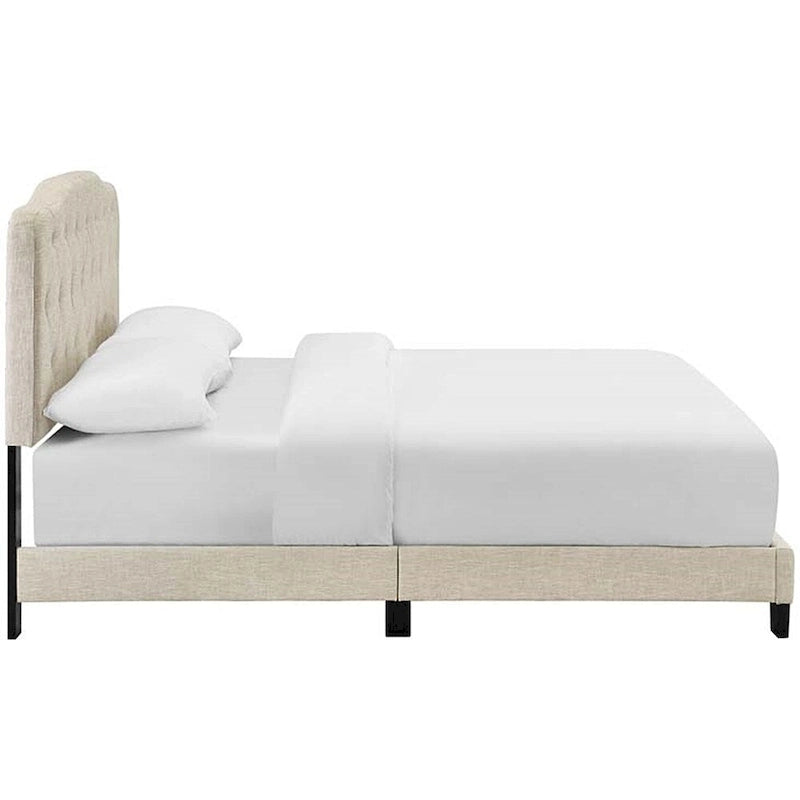 Letto matrimoniale king size con piattaforma in tessuto beige e testiera imbottita a bottoni