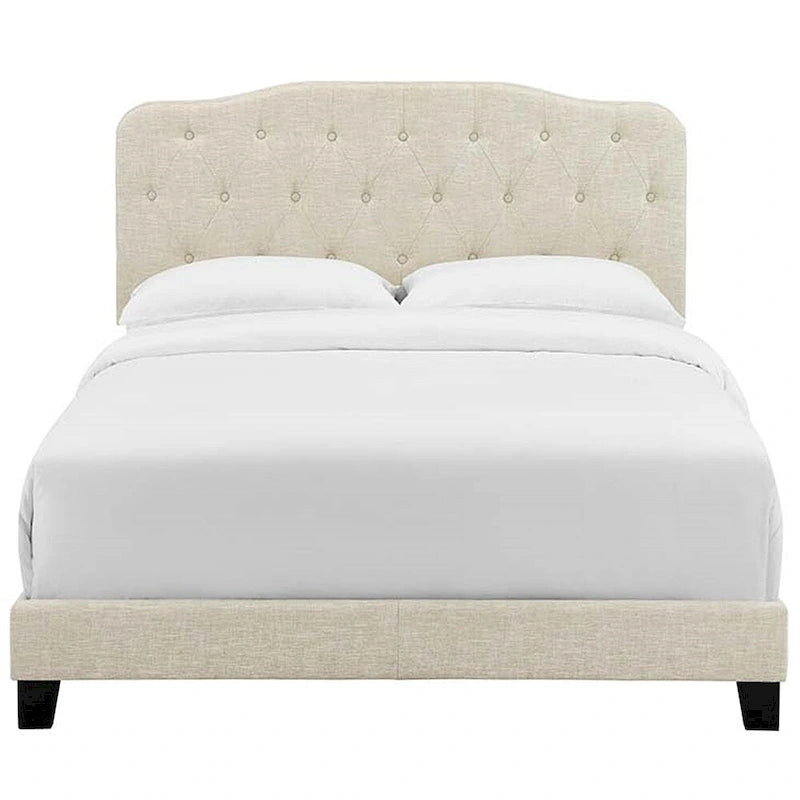 Letto matrimoniale king size con piattaforma in tessuto beige e testiera imbottita a bottoni