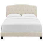 Letto matrimoniale king size con piattaforma in tessuto beige e testiera imbottita a bottoni