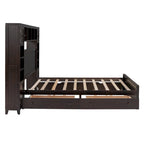 Letto matrimoniale in legno con armadio, mensola e prese integrate, color espresso